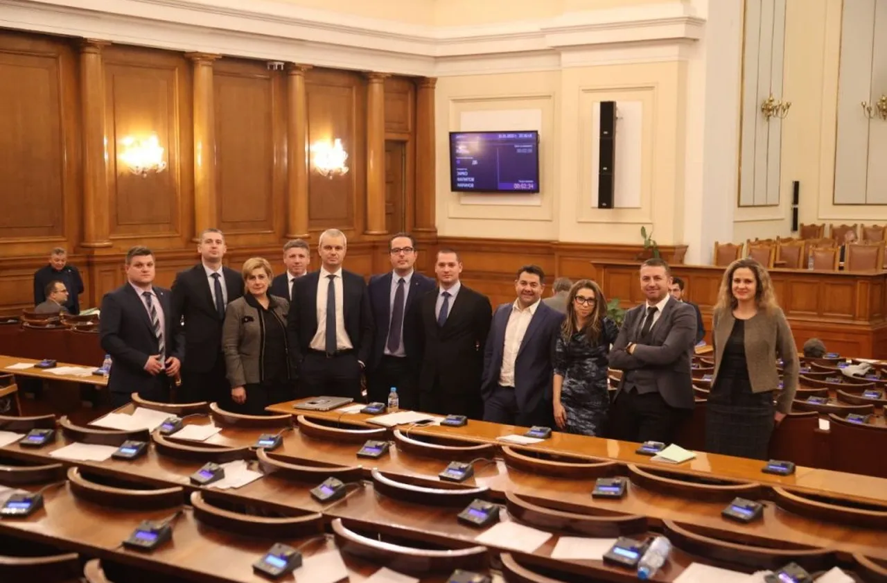 Костадинов се хвали, че влиза в НС без зелен сертификат