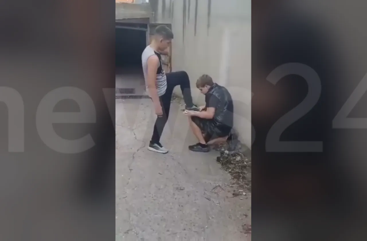 Извънредно в News24sofia.eu! Малолетни изроди се гаврят момче в Русе (СНИМКИ/ВИДЕО)