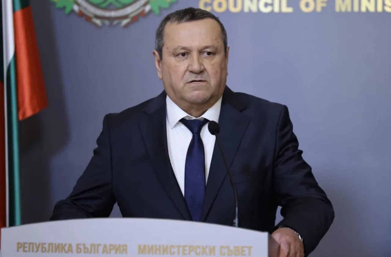 Адемов продължава да получава сигнали за манипулиране на вот чрез социалната система