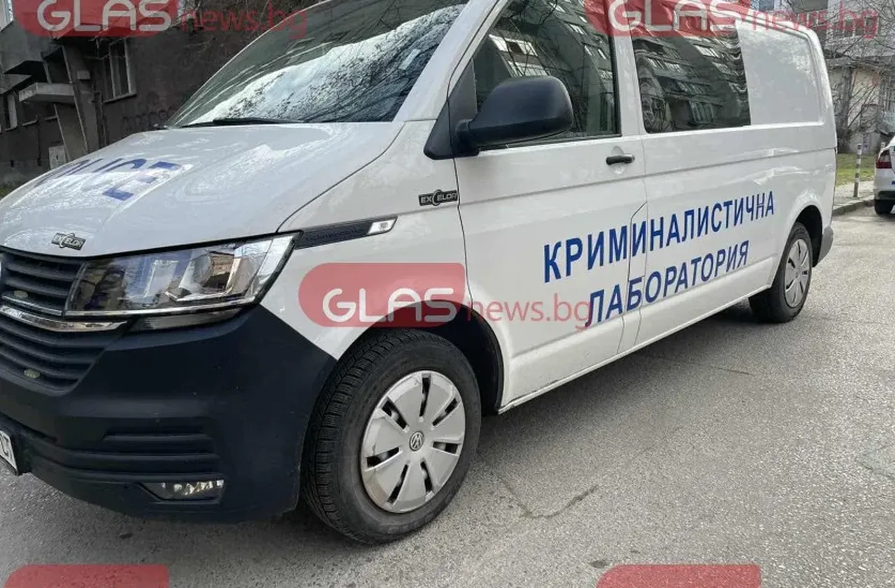 Пиян шофьор се вряза в училищен автобус
