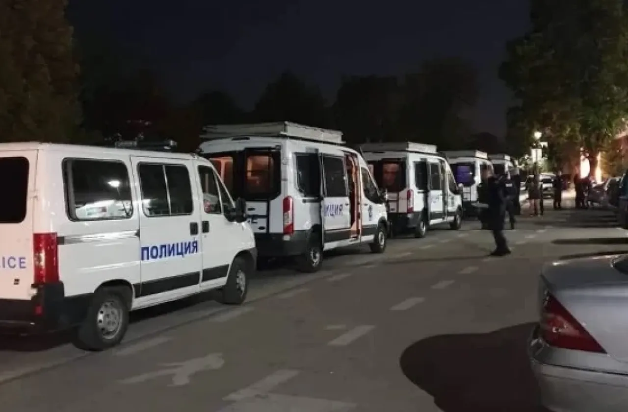 САМО В News24sofia.eu! Напрежение в столичен квартал: Сбиване между младежи вдигна полиция и линейка