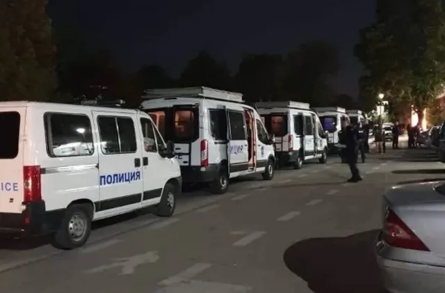 САМО В News24sofia.eu! Напрежение в столичен квартал: Сбиване между младежи вдигна полиция и линейка