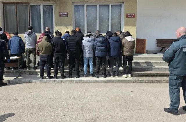 Разбиха канал за мигранти на Дунав мост: 42 души открити в микробус и камион