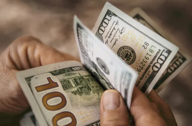 Ние си плащаме като балами, докато богатите крият $3,5 трилиона от данъчните