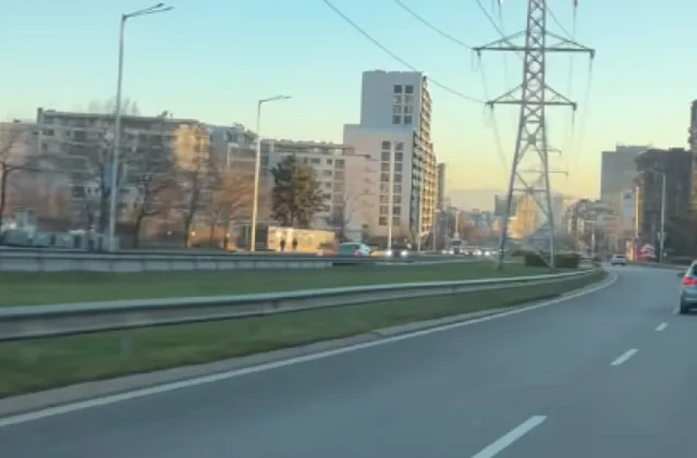 Кола лети в насрещното на столичния бул. "България"