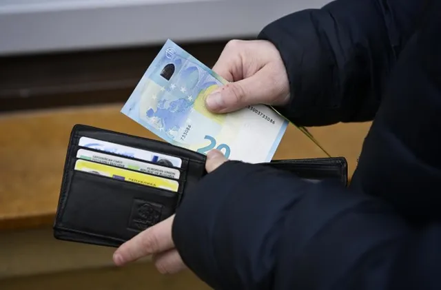 Започва изплащането на пенсиите и великденските добавки
