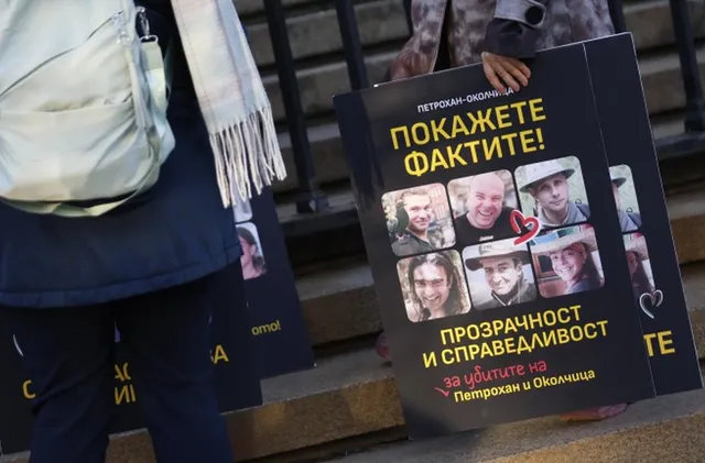 Близки на шестимата загинали при "Петрохан" и "Околчица" поставиха паметна плоча