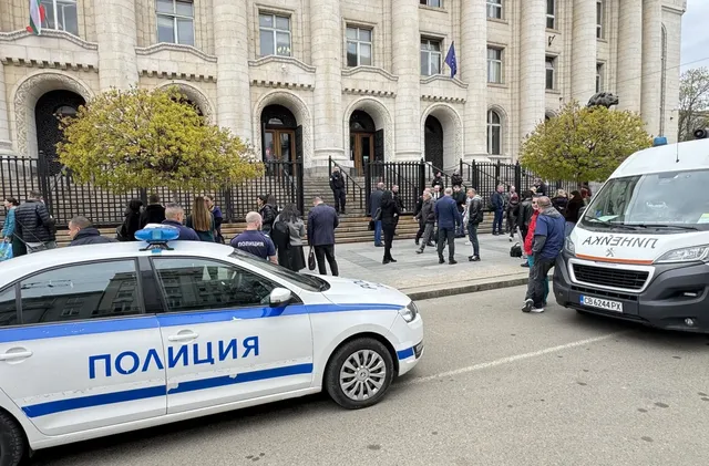 ИЗВЪНРЕДНО В News24sofia.eu! Сигнал за бомба евакуира Съдебната палата в София (СНИМКИ)