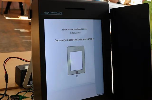Спряха машинното гласуване в секция в Сарафово заради дефект