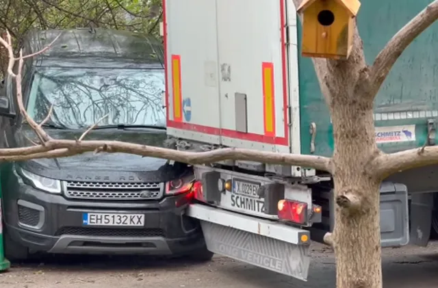 Камион удари джип и избяга в София: Видео разпали спор кой е виновен (ВИДЕО)