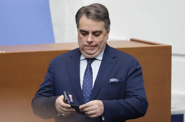 Асен Василев: Скандалът с Манол Пейков е „буря в чаша вода“