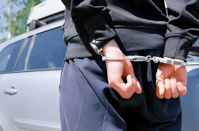 Задържаха мъж и трима непълнолетни за вандализъм по полицейска кола в Смолян