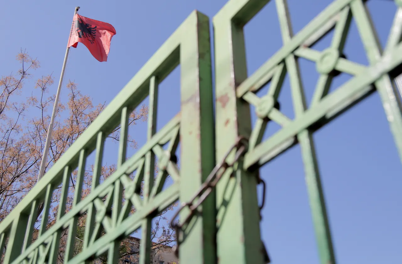 Разбиха схема за инвестиционни измами с кол центрове в Тирана