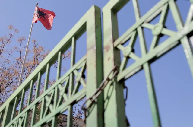 Разбиха схема за инвестиционни измами с кол центрове в Тирана