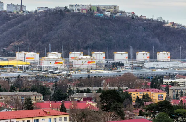 Нова атака с дронове подпали морския терминал в Туапсе