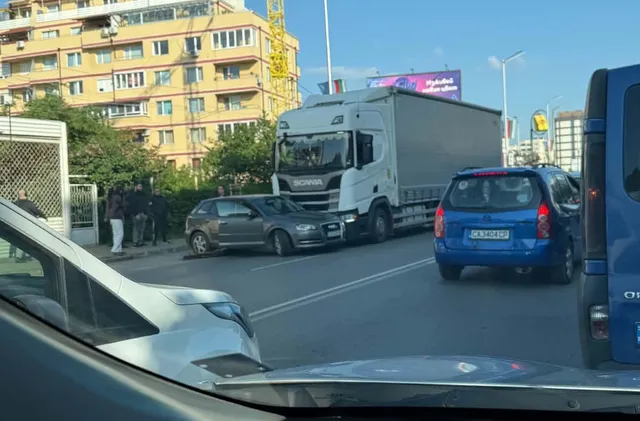 Катастрофа между лек автомобил и тир блокира движението на „Ломско шосе“ в София