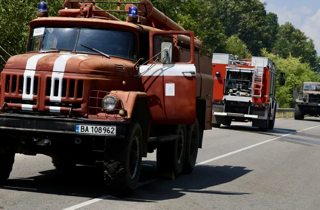 Палеж в Белослав: Изгоряха валяк и пет автомобила
