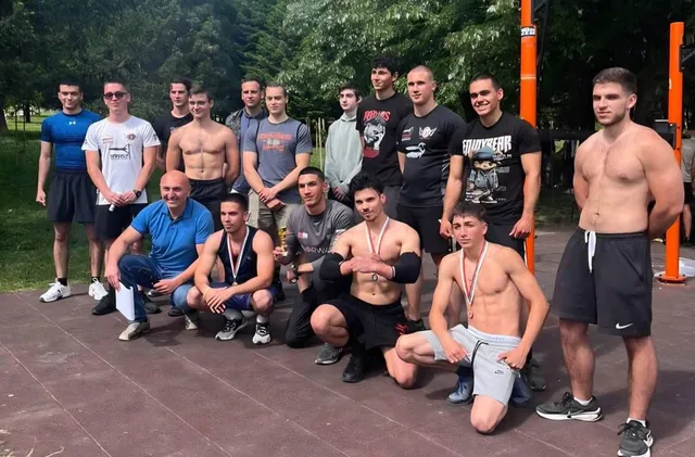 Стрийт фитнес с кауза: млади хора събират средства за малкия Никола