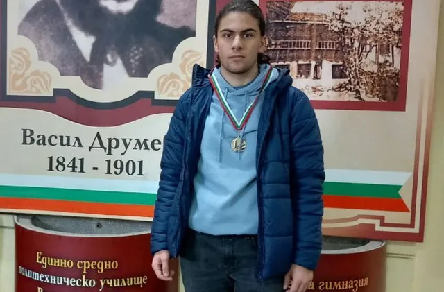 Теодор Златанов от ПМГ "Васил Друмев" е носителят на наградата 24 май на Община Велико Търново