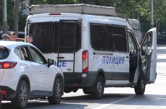 Маскирани спецполицаи проснаха мъж на асфалта при акция в Пловдив (СНИМКА)