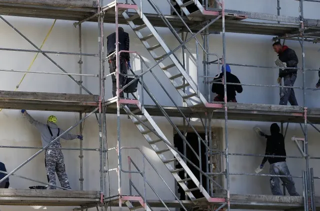 Работник падна от 5-ия етаж на блок в Сливен