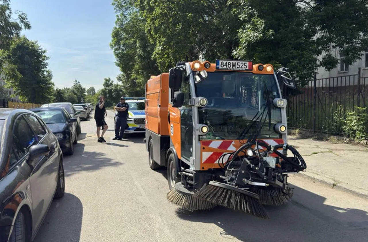 Деца в София се запознаха с техника за чистотата на града по повод 1 юни