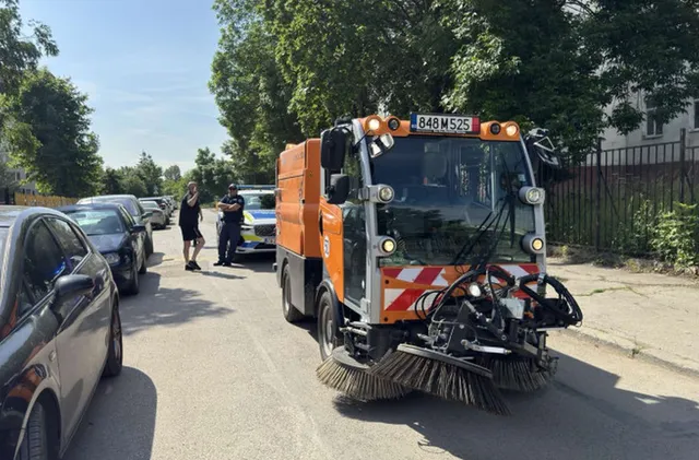 Деца в София се запознаха с техника за чистотата на града по повод 1 юни