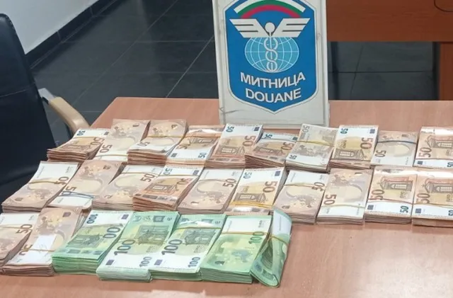 Митниците на „Капитан Андреево“ задържаха близо 97 000 евро в два автомобила