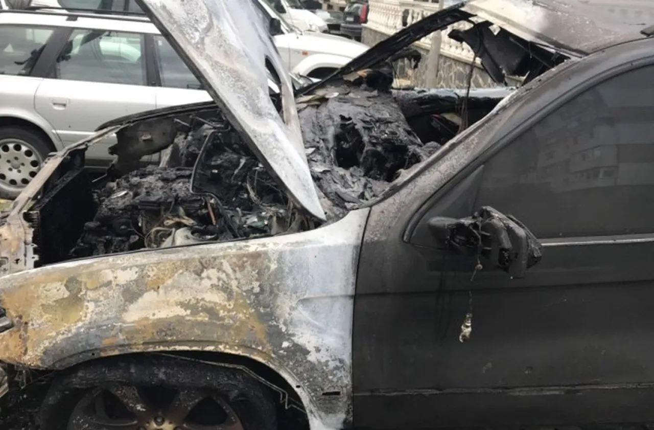 Две коли изгоряха пред дома на бивш прокурор в Търговище