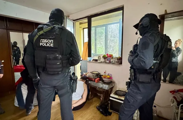 Разбиха мащабен канал за мигранти: Откриха 104 златни кюлчета при акция в четири града (СНИМКИ/ВИДЕО) 