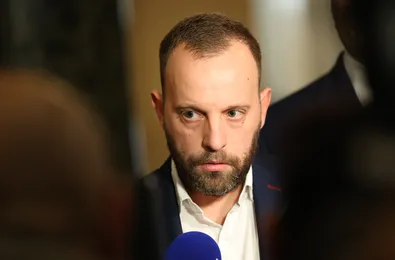 Пребитият прокурор Иво Илиев се върна в съда под охрана по делото за 1 млн. евро