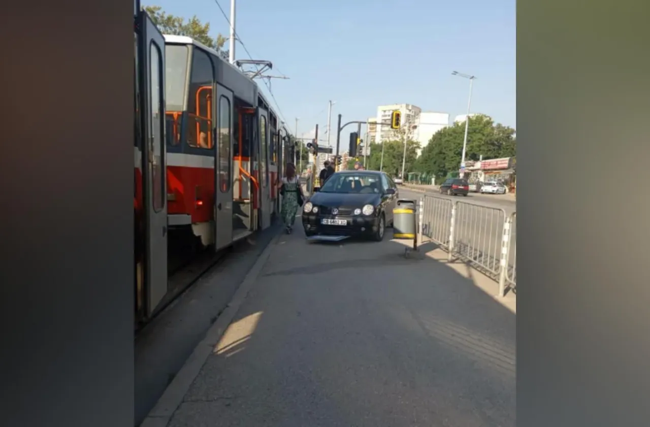 Кола се качи на трамвайна спирка в София