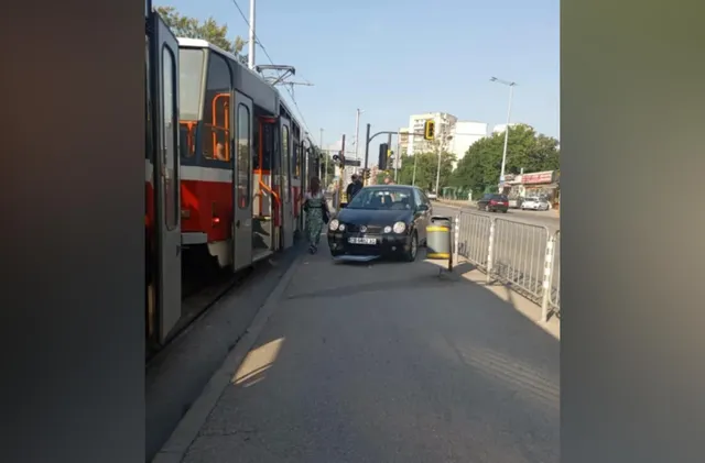 Кола се качи на трамвайна спирка в София 