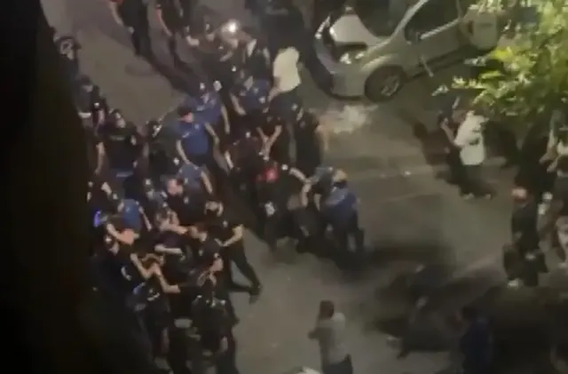 Тълпа опита да линчува шивач в Истанбул след твърдения за сексуално посегателство над 14-годишно момиче