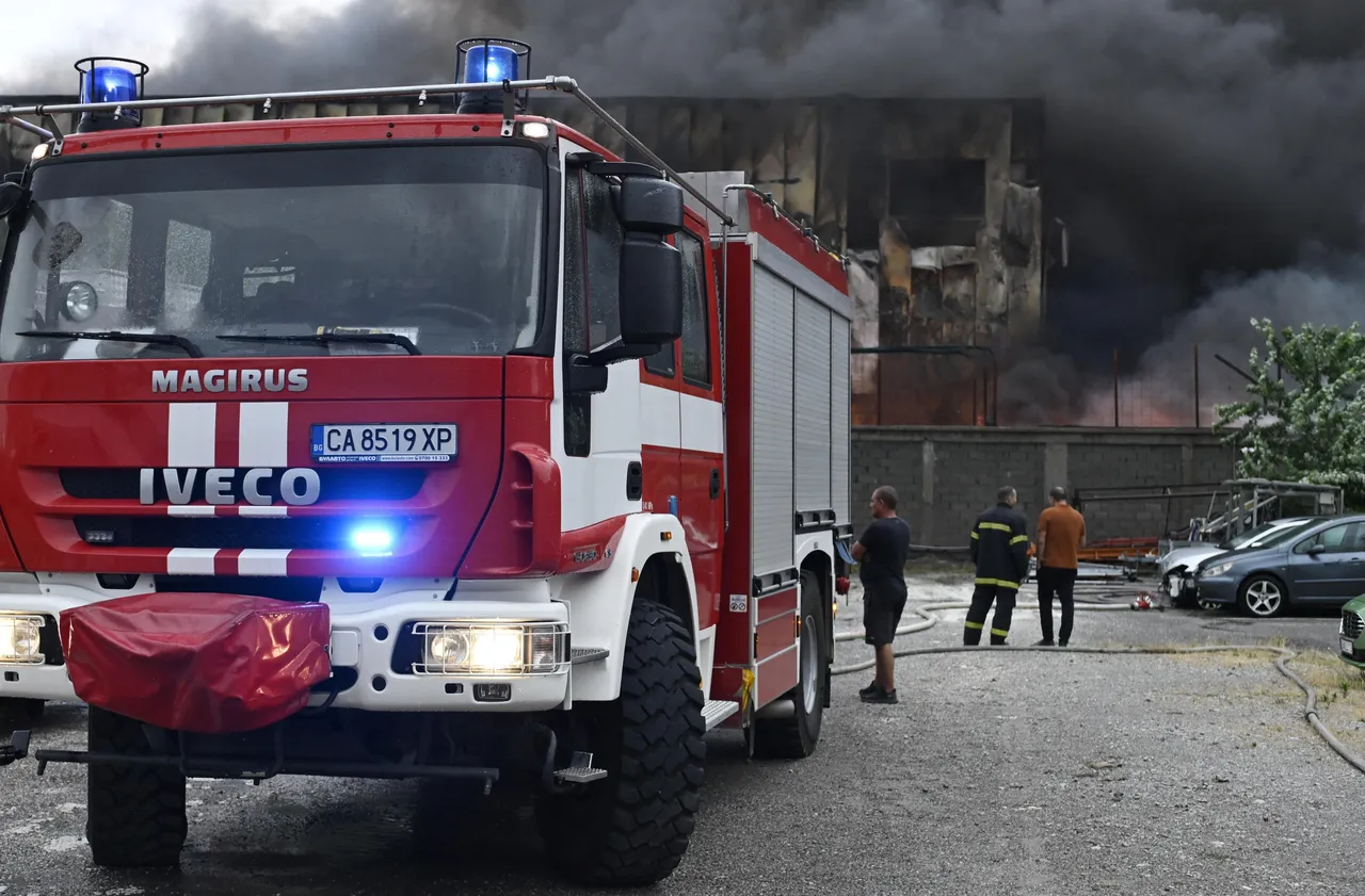 Пожар в депо за отпадъци край Равадиново