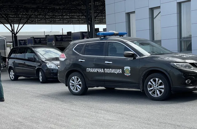 Полицейски автомобил се преобърна край Дупница 