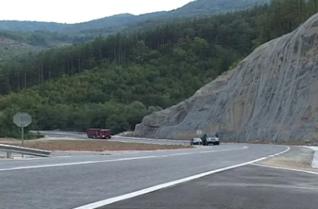 Тир се обърна в Прохода на Републиката, пътят е затворен 