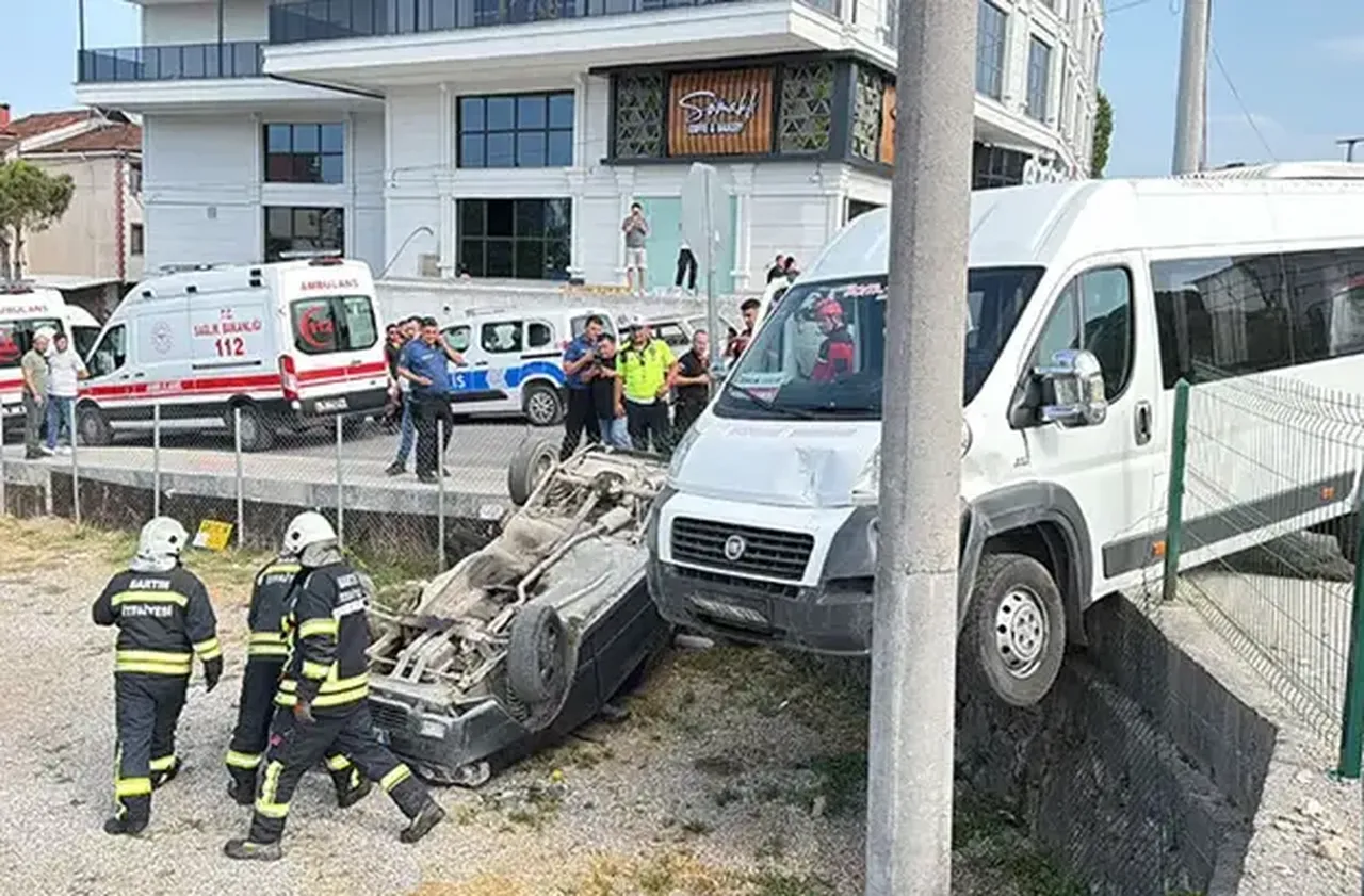 Катастрофа с микробус за работници и два автомобила в Турция, трима души са ранени (СНИМКИ)