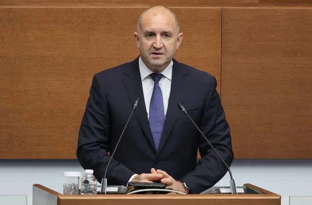 Радев: Решени са проблеми с доставките на петрол за „Лукойл“