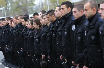 Изрод притиска полицайка към колата и я ранява – това ли е новият „мъж“ в България?