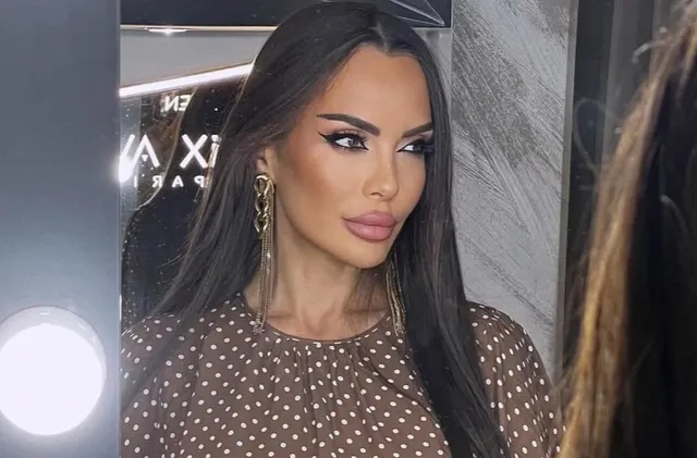 ЛИЯНА СЕ ОКЕПАЗИ С ФОТОШОП! 46-годишната чалга дива с криви крака като след катастрофа – кой я съсипа така?