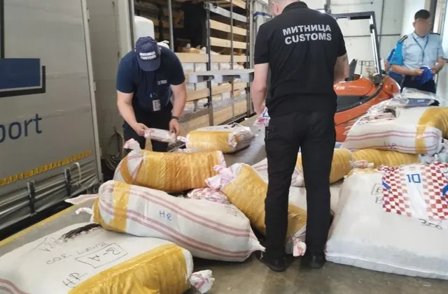 Българските митничари удариха контрабандата: Стоки за близо 5 млн. евро задържани при мащабна акция 