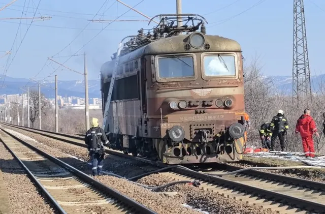 Дизелов локомотив пламна край Бойчиновци 