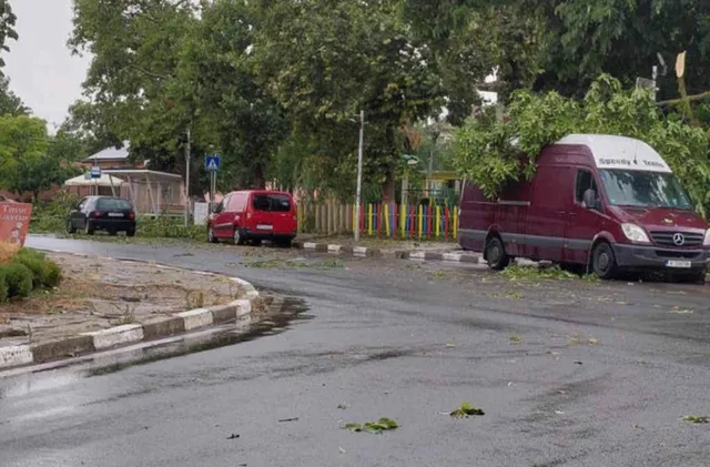 Бурята остави щети: Обявиха бедствено положение в Ямболско 