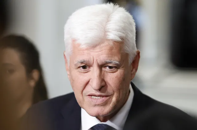 Военният министър спира спорна наредба за извънредния труд на армията 