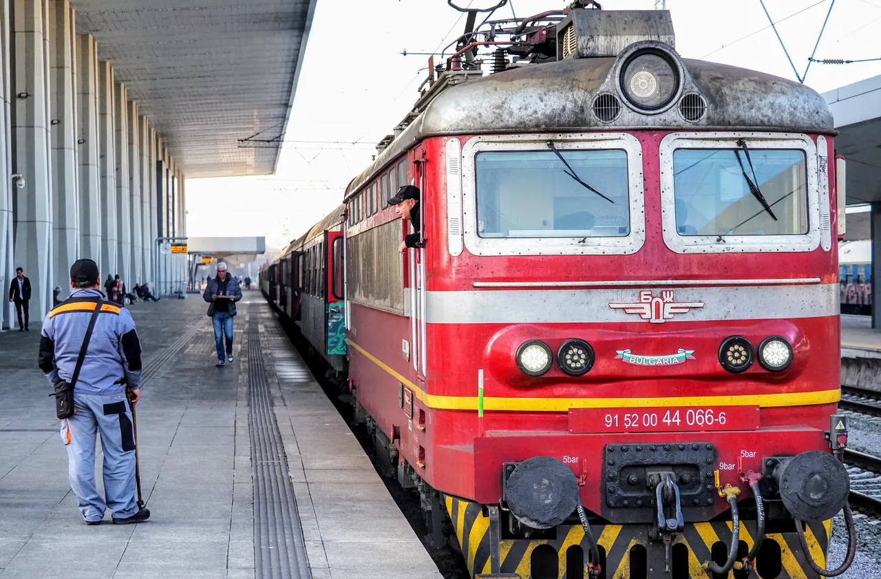 Жена бе блъсната от влак на гара Горна баня