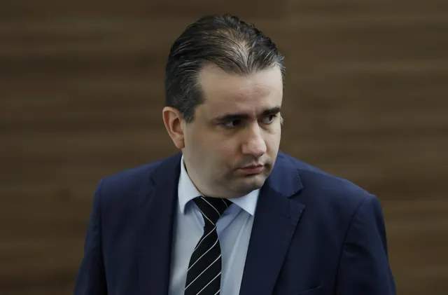 ДБ пита за сделка зад самолетите в Безмер