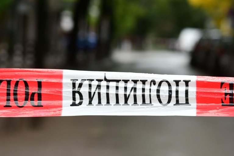 Разследват смъртта на мъж и жена, открити в апартамент в Разград