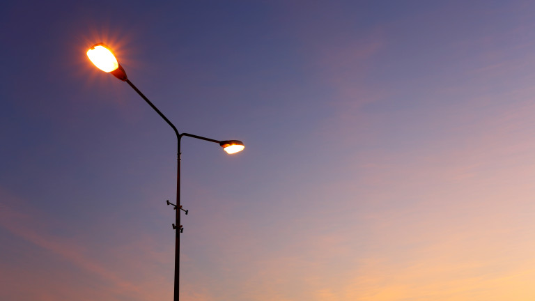 Все повече градове гасят лампите