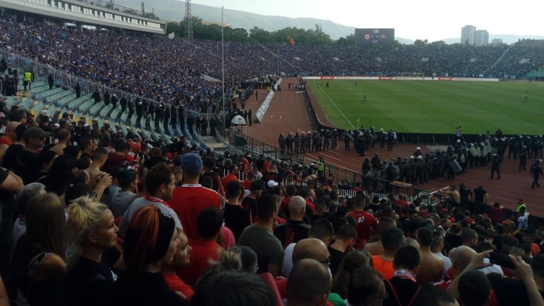 Пълен до дупка Национален стадион с фенове и полицаи (СНИМКИ/ОБНОВЕНА)